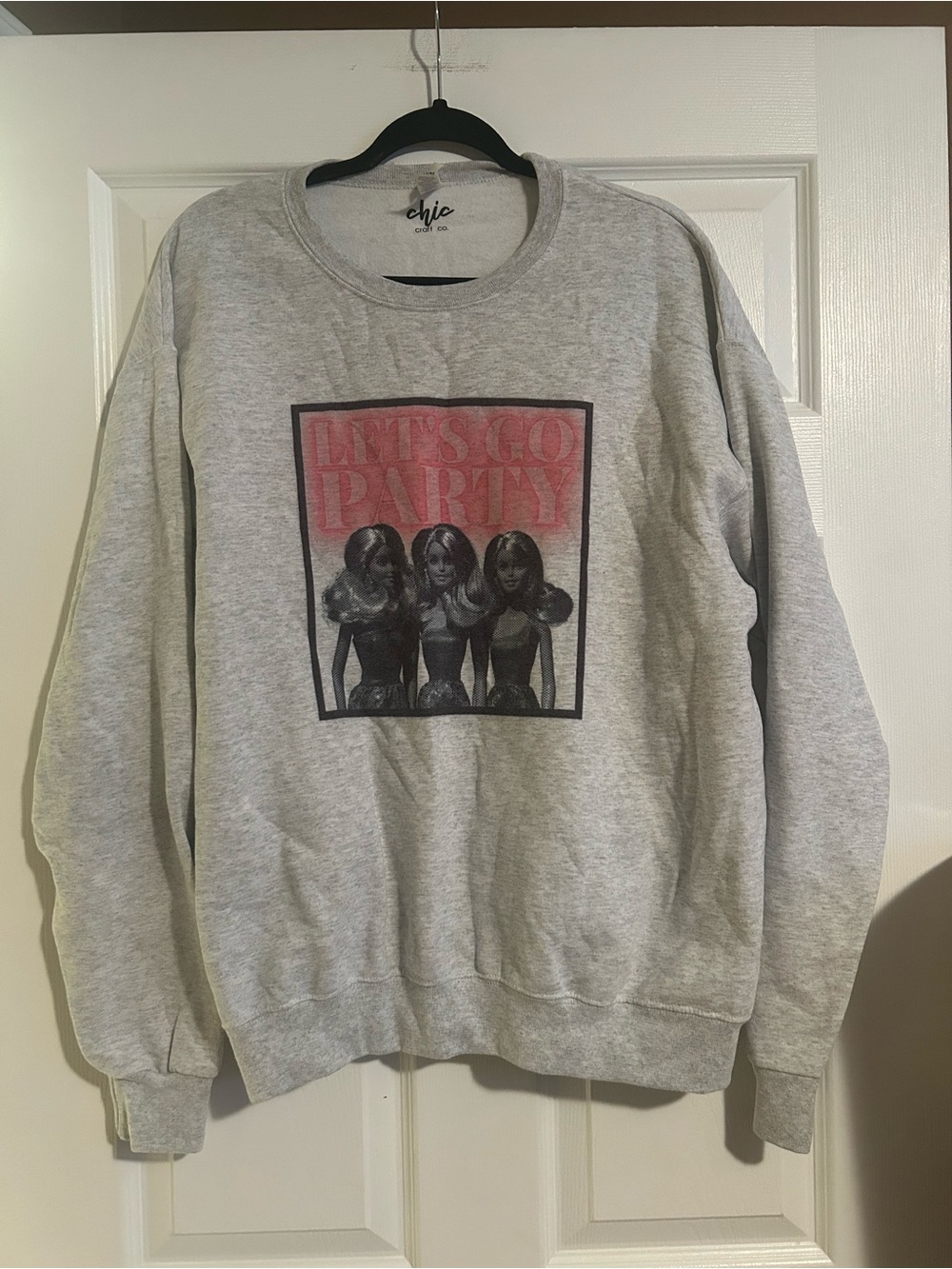 chic Light Gray Crewneck Sweatshirt with Pink Graphic